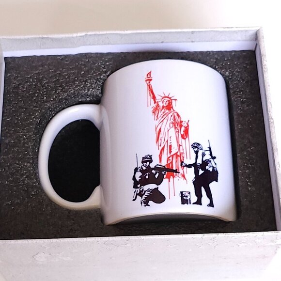BANKSY GENIUS or VANDAL? Unothorized Echibition Mug BNIP - Picture 2 of 13